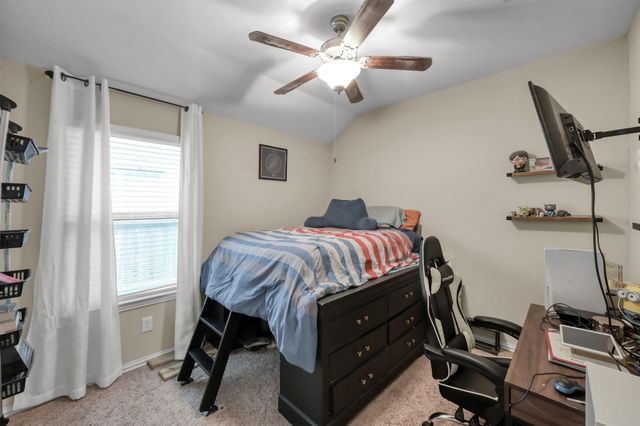 676 Oak Circle Dr E, Conroe, TX 77301