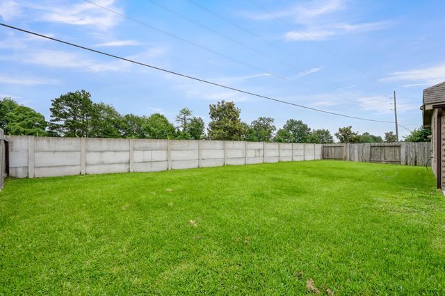 676 Oak Circle Dr E, Conroe, TX 77301