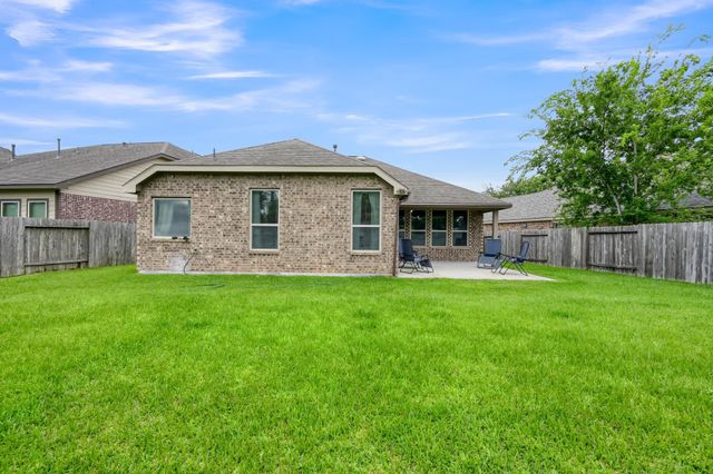 676 Oak Circle Dr E, Conroe, TX 77301