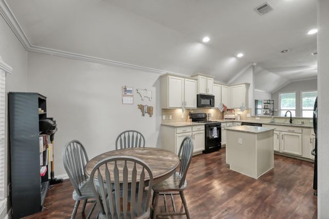 676 Oak Circle Dr E, Conroe, TX 77301