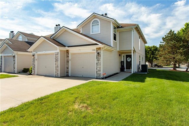 1302 NW Hidden Ridge Circle, Blue Springs, MO 64015