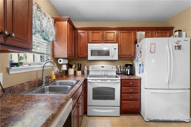 1302 NW Hidden Ridge Circle, Blue Springs, MO 64015