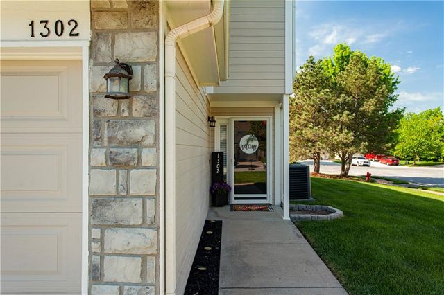 1302 NW Hidden Ridge Circle, Blue Springs, MO 64015