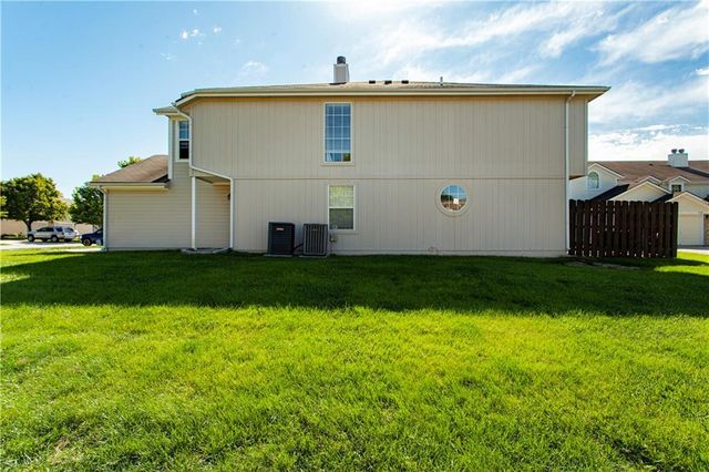 1302 NW Hidden Ridge Circle, Blue Springs, MO 64015