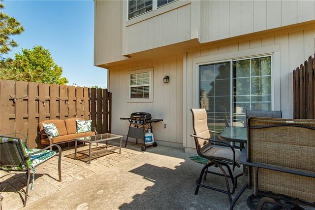 1302 NW Hidden Ridge Circle, Blue Springs, MO 64015