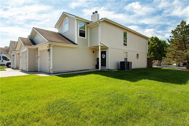 1302 NW Hidden Ridge Circle, Blue Springs, MO 64015