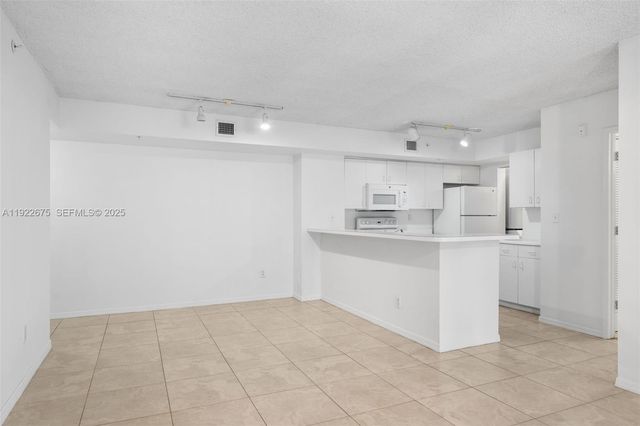 2600 S University Dr 107, Davie, FL 33328