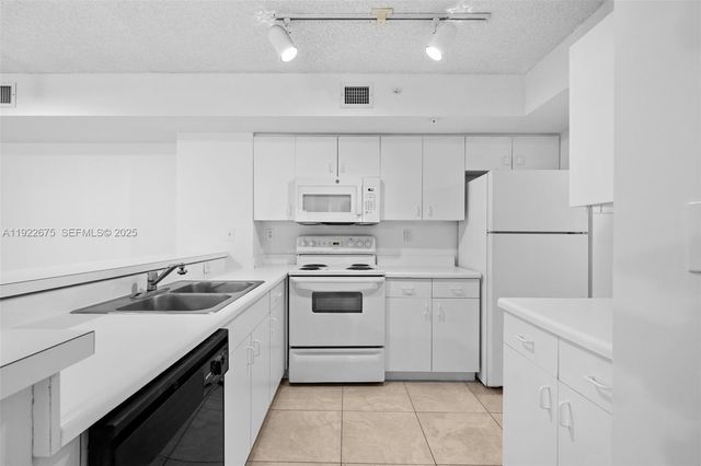 2600 S University Dr 107, Davie, FL 33328