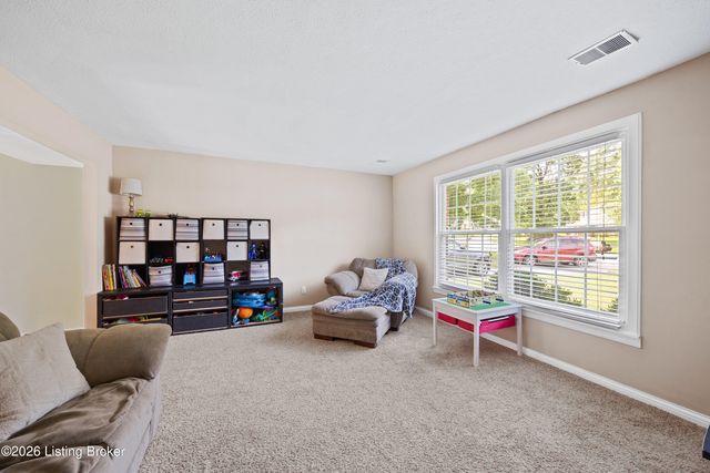 3905 Riveroaks Cir, Louisville, KY 40241