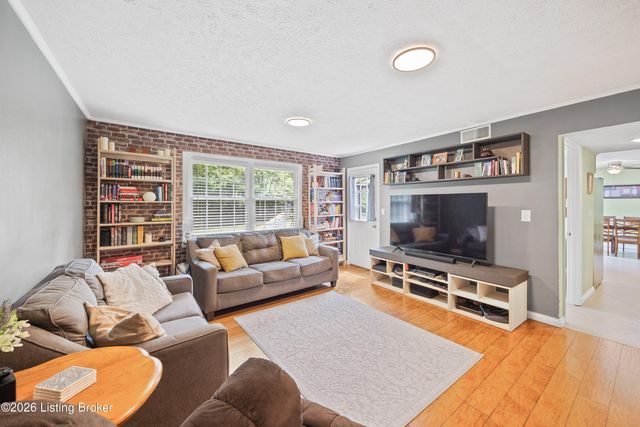 3905 Riveroaks Cir, Louisville, KY 40241