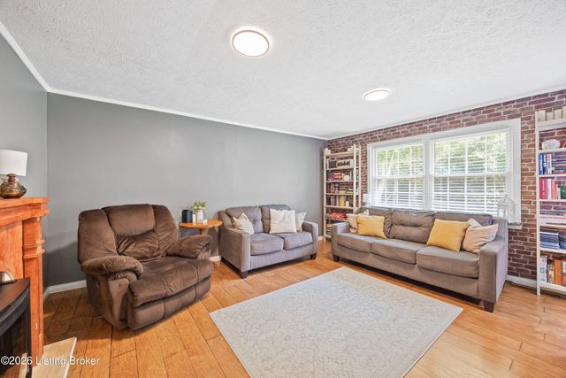 3905 Riveroaks Cir, Louisville, KY 40241