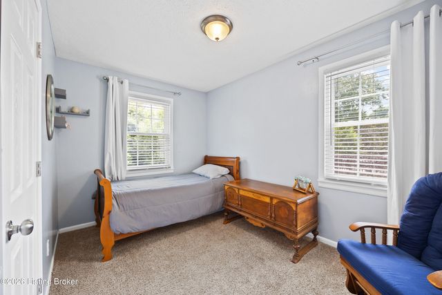 3905 Riveroaks Cir, Louisville, KY 40241