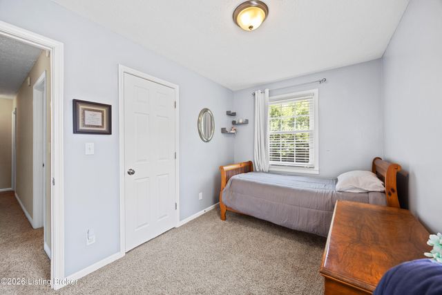3905 Riveroaks Cir, Louisville, KY 40241