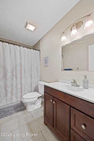 3905 Riveroaks Cir, Louisville, KY 40241
