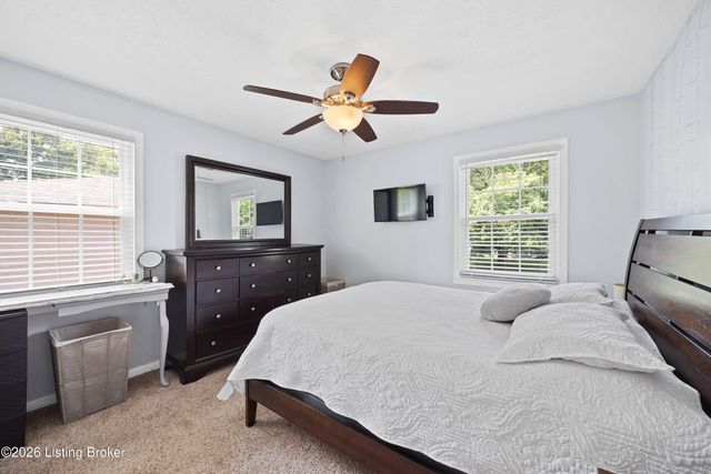 3905 Riveroaks Cir, Louisville, KY 40241