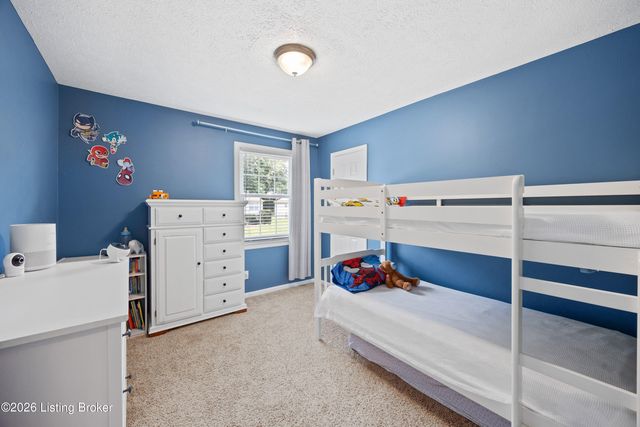 3905 Riveroaks Cir, Louisville, KY 40241