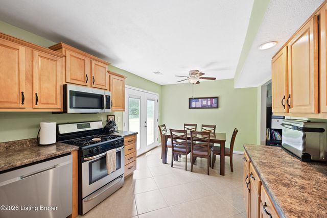 3905 Riveroaks Cir, Louisville, KY 40241