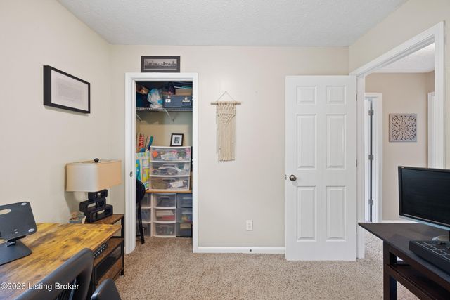 3905 Riveroaks Cir, Louisville, KY 40241