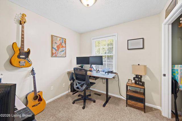 3905 Riveroaks Cir, Louisville, KY 40241