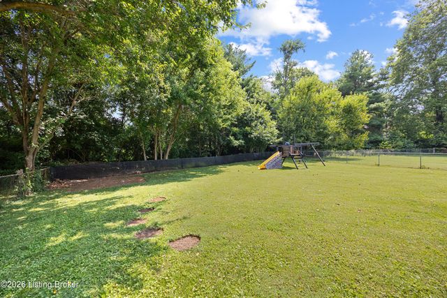 3905 Riveroaks Cir, Louisville, KY 40241
