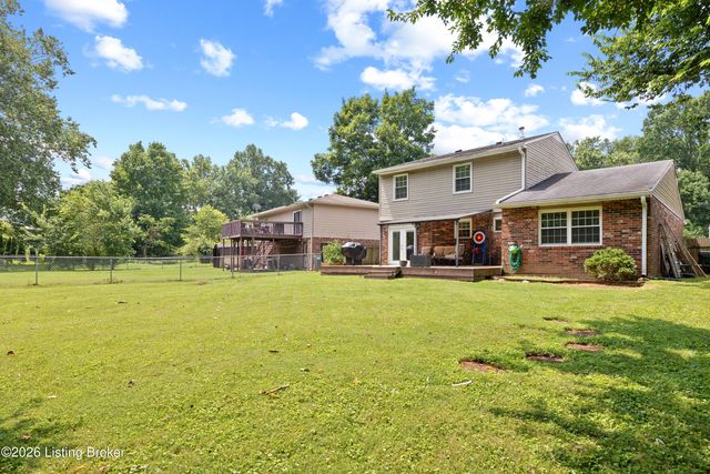 3905 Riveroaks Cir, Louisville, KY 40241