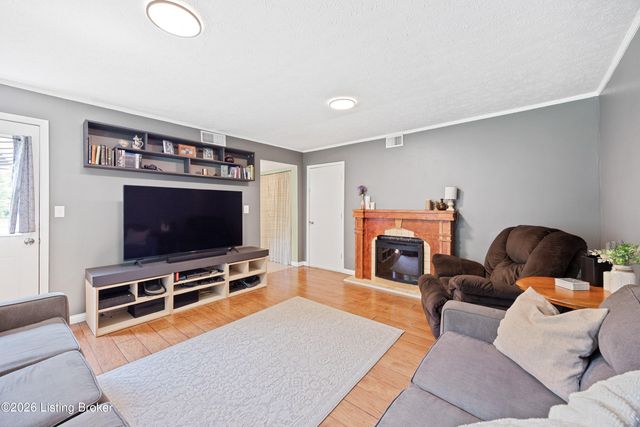 3905 Riveroaks Cir, Louisville, KY 40241