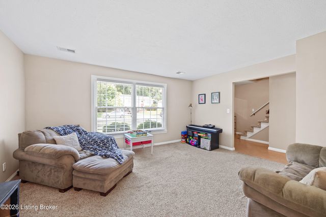 3905 Riveroaks Cir, Louisville, KY 40241