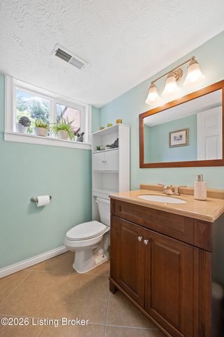 3905 Riveroaks Cir, Louisville, KY 40241