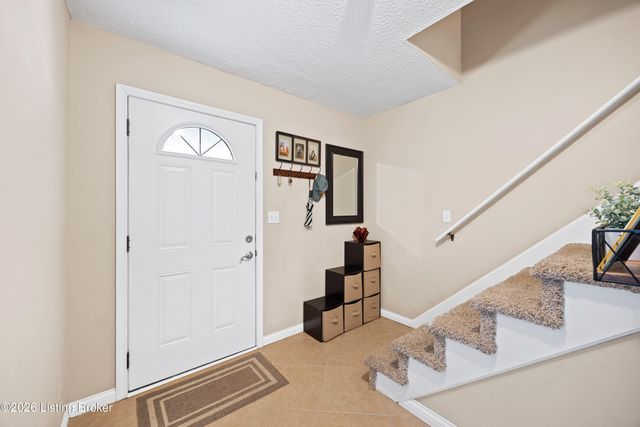 3905 Riveroaks Cir, Louisville, KY 40241