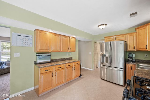 3905 Riveroaks Cir, Louisville, KY 40241