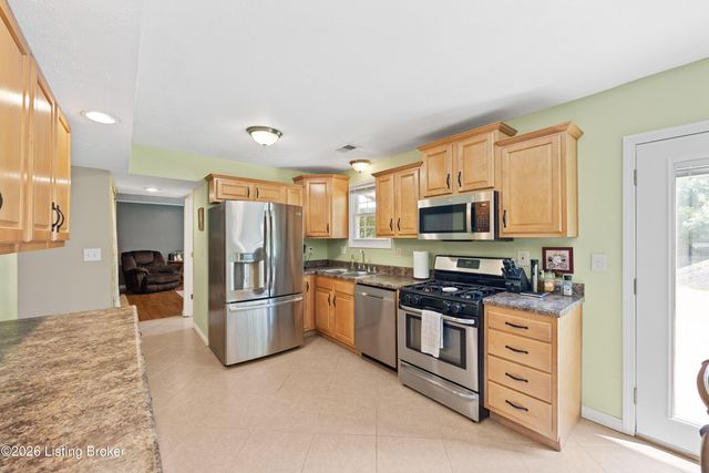 3905 Riveroaks Cir, Louisville, KY 40241