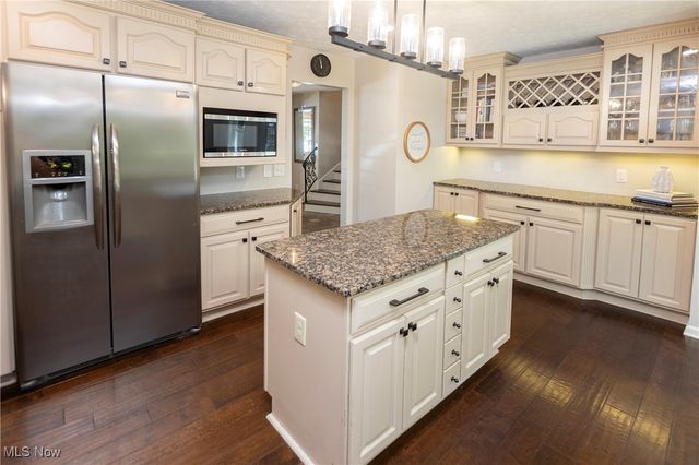 198 Plymouth Drive, Bay Village, OH 44140