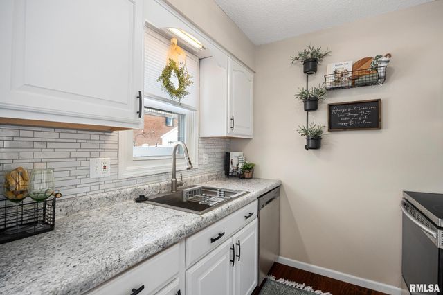 1918 Canterbury Dr Apt F, Washington, IL 61571