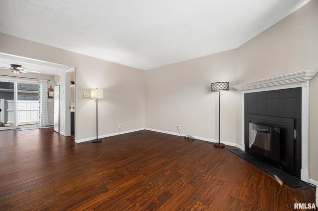 1918 Canterbury Dr Apt F, Washington, IL 61571