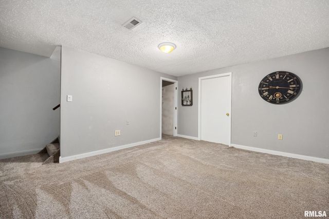 1918 Canterbury Dr Apt F, Washington, IL 61571