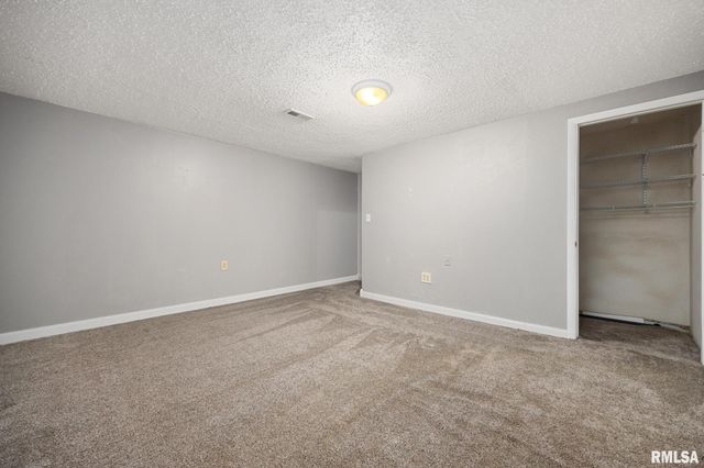 1918 Canterbury Dr Apt F, Washington, IL 61571