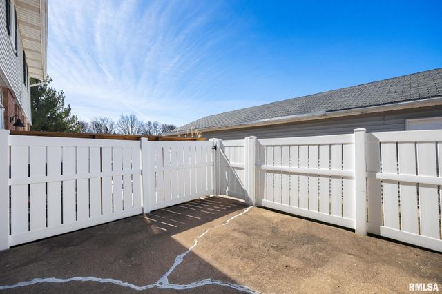 1918 Canterbury Dr Apt F, Washington, IL 61571