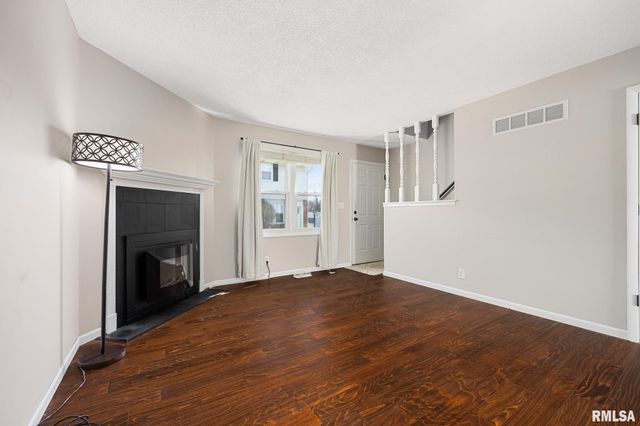 1918 Canterbury Dr Apt F, Washington, IL 61571