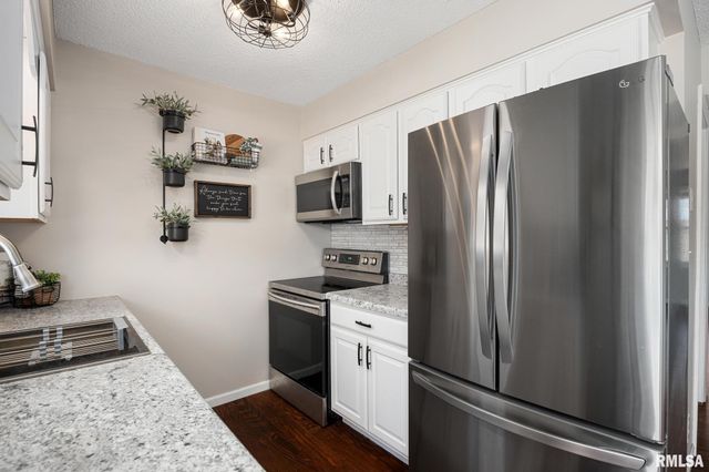 1918 Canterbury Dr Apt F, Washington, IL 61571