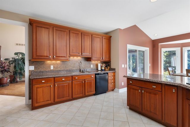 7040 Royal Villa Court, Canton, MI 48187