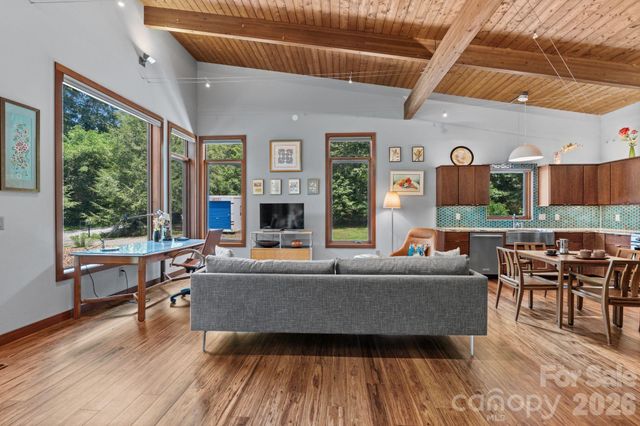 39 Wolf Road, Asheville, NC 28805