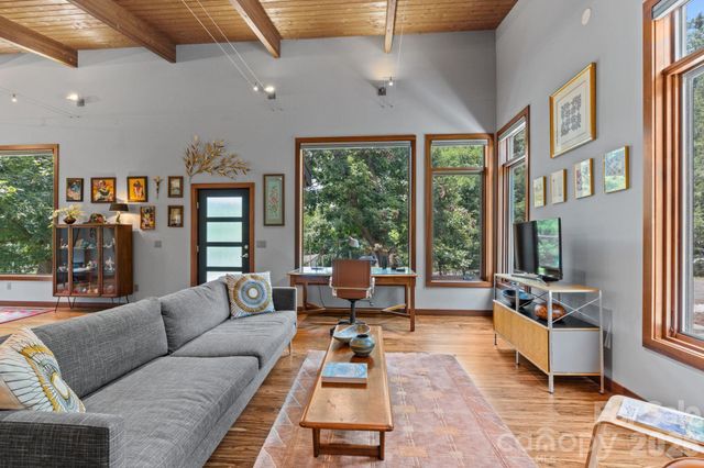39 Wolf Road, Asheville, NC 28805