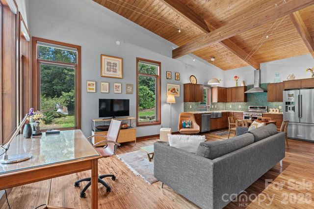 39 Wolf Road, Asheville, NC 28805