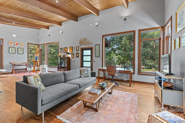 39 Wolf Road, Asheville, NC 28805