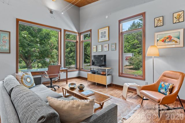 39 Wolf Road, Asheville, NC 28805