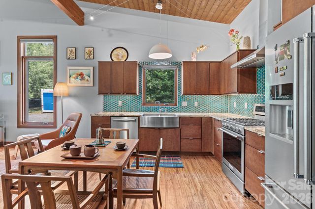 39 Wolf Road, Asheville, NC 28805