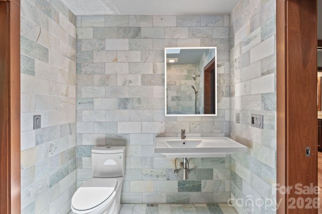 39 Wolf Road, Asheville, NC 28805