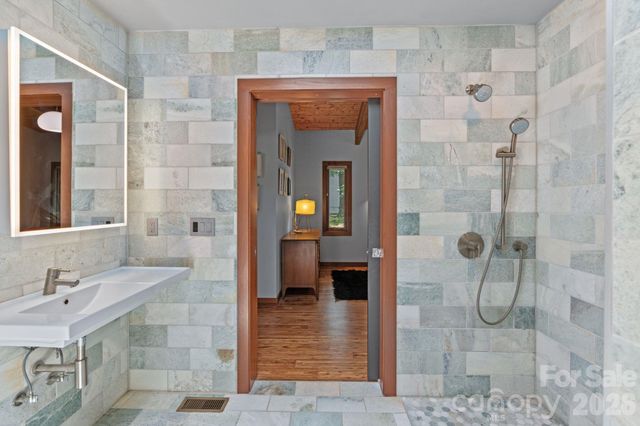 39 Wolf Road, Asheville, NC 28805