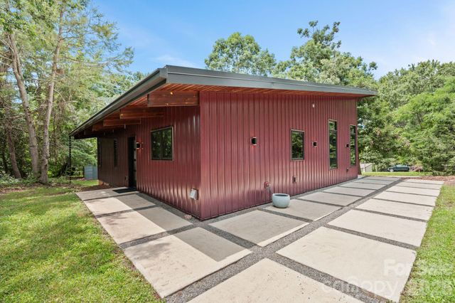 39 Wolf Road, Asheville, NC 28805