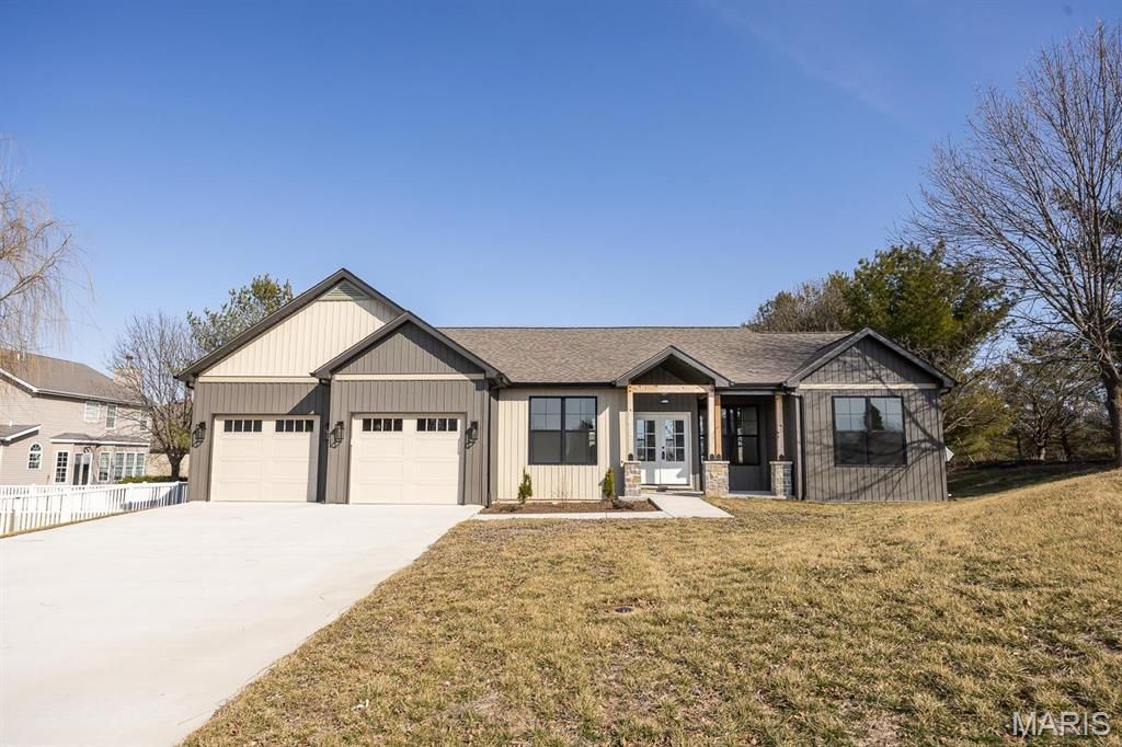 804 Grand Prairie Drive, Waterloo, IL 62298